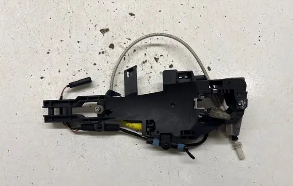 BMW 1 E81 E87 Front door exterior handle/bracket 