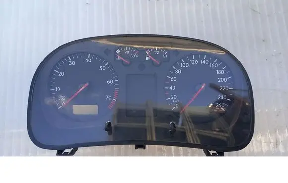 Volkswagen Golf III Speedometer (instrument cluster) 1J0919880B