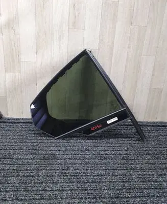 BMW 3 G20 G21 Rear vent window glass 7425088