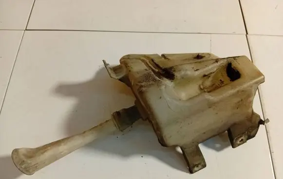 Nissan Primera Windshield washer fluid reservoir/tank 