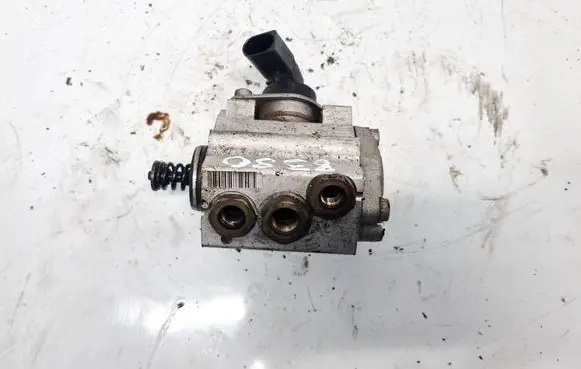 Audi A3 S3 8P Fuel injection high pressure pump 06D127026J