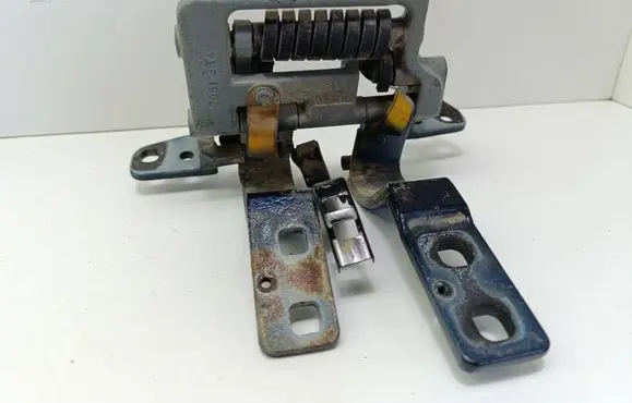 BMW 5 E60 E61 Tailgate/trunk/boot hinge 7061384