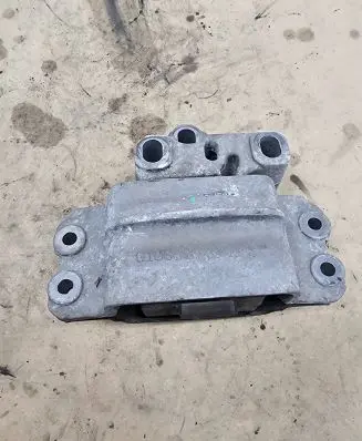 Volkswagen Tiguan Engine mount bracket 5N0199555