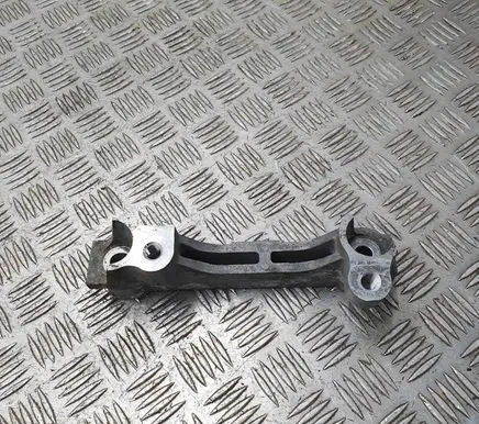 Toyota RAV 4 (XA40) Engine mounting bracket