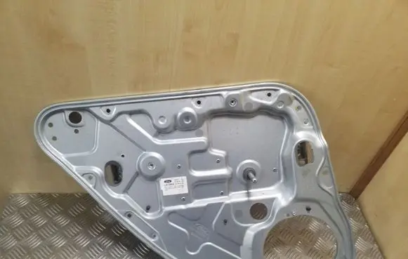 Rear door manual window regulator