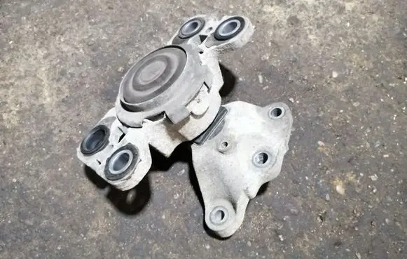 Engine mount bracket