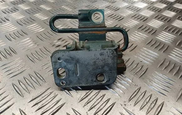 Volkswagen PASSAT B5.5 Front door lower hinge 4B0831412B