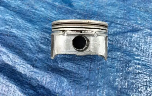 Volvo V50 Piston 0830781275