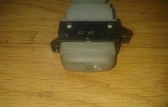 Renault Laguna I Electric window control switch 047