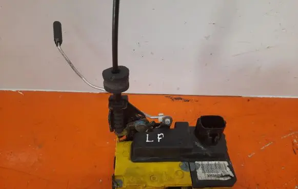 Volvo S80 Front door lock 30634615