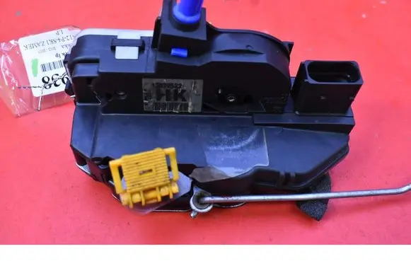 Opel Mokka Front door lock 13579522