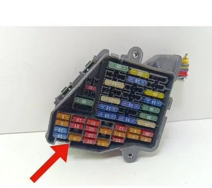 Volkswagen PASSAT B5.5 Fuse module 