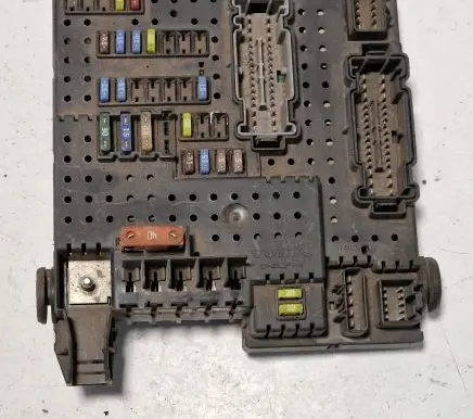 Volvo V70 Fuse module 30728512 05W271 28017881