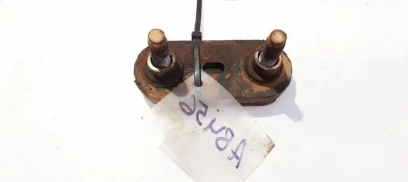Subaru Legacy Engine mounting bracket