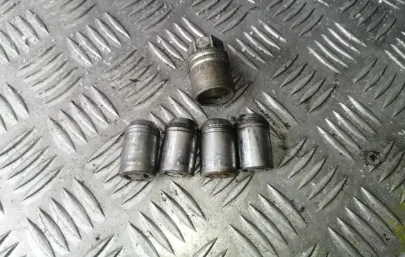 Nissan Almera Tino Anti-theft wheel nuts and lock 