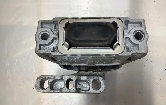 Volkswagen Touran II Engine mount bracket 