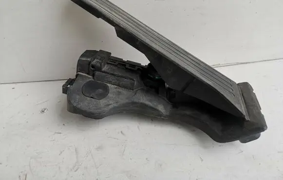 Volkswagen PASSAT B7 Accelerator throttle pedal 1K1723503AP 6PV01103906
