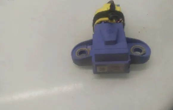 Volkswagen Golf V Airbag deployment crash/impact sensor