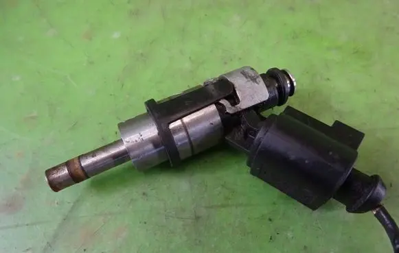Volkswagen PASSAT B6 Fuel injector 06D133036D