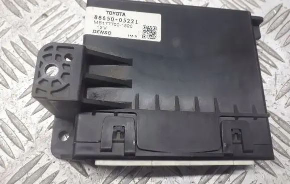Toyota Avensis T270 Air conditioner control unit module 88650-05221