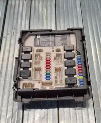 Nissan X-Trail T31 Fuse module 284B5JG00A