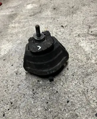 BMW 5 E60 E61 Engine mount bracket 6761092 15934612