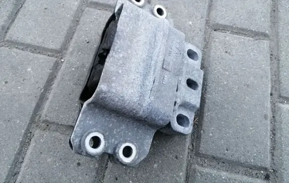 Volkswagen Golf V Engine mount bracket 1K0199555