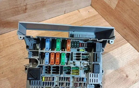 BMW 3 E90 E91 Fuse box set 6906624 90100117