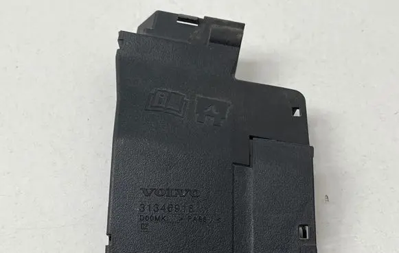 Volvo XC90 Fuse box cover 31346918 PA661