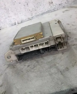 Lexus IS 220D-250-350 Fuse module 8273053020