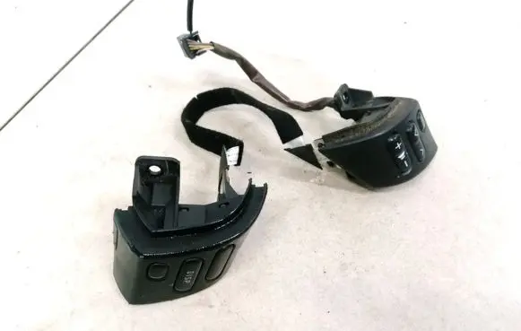 Steering wheel buttons/switches