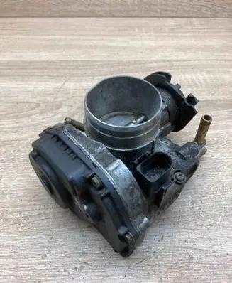 Volkswagen Golf IV Throttle valve 06A133064J