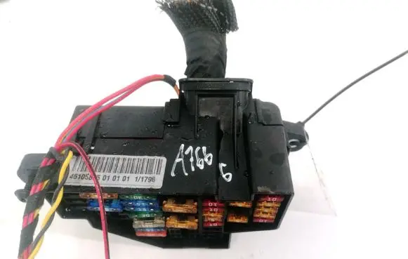 Volkswagen PASSAT B6 Fuse box set 46105855