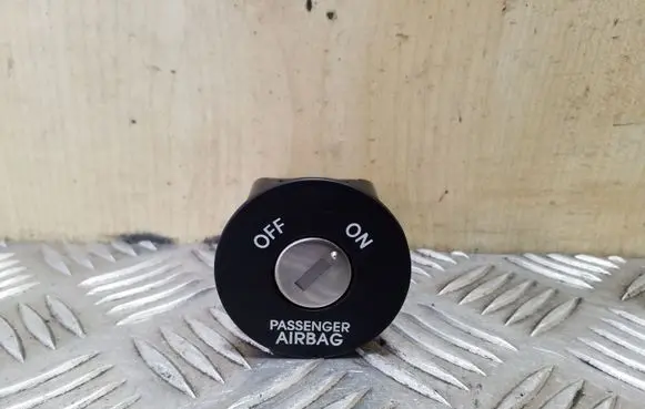 Passenger airbag on/off switch