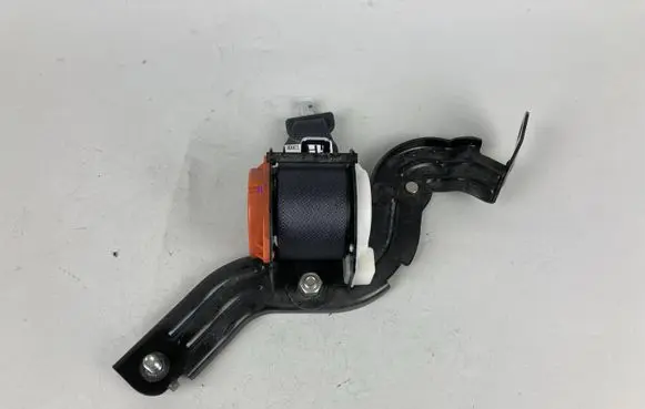 Middle seatbelt (rear)