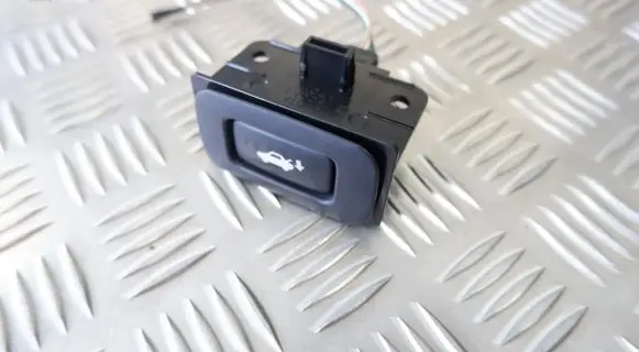 Lexus GS 250 350 300H 450H Tailgate opening switch 8493050050 8465630110