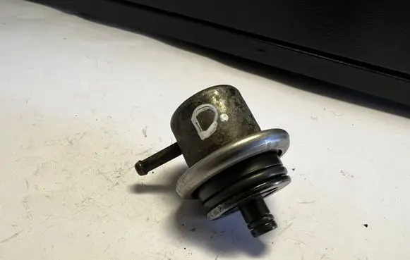 Opel Vectra B Fuel pressure regulator 90411542 GM90411542