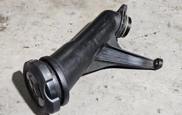 BMW X6 E71 Oil fill pipe 7588780