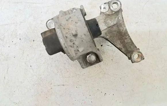 Honda Civic Engine mount bracket