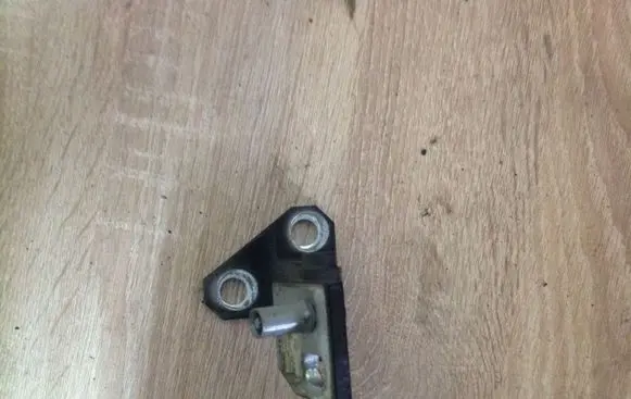Volkswagen Golf V Front door upper hinge