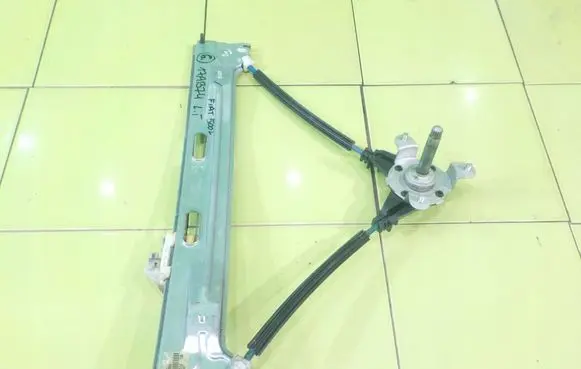 Fiat 500L Front door window regulator with motor 