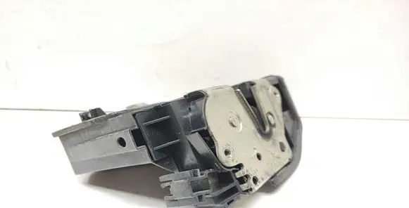 BMW X3 E83 Front door lock 7167072
