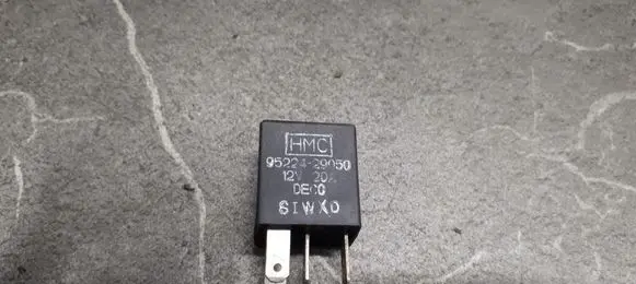 Hyundai Lantra I Fuel pump relay 95224-29050