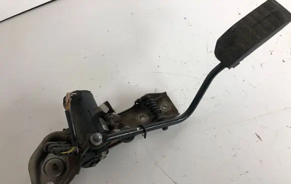 Nissan Almera N16 Accelerator throttle pedal 0281002425 189195M300