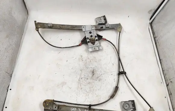 Volkswagen Golf III Front door manual window regulator 1H0837402