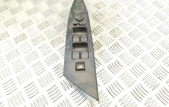 Mazda 3 II Electric window control switch BDB8684L6 K4067