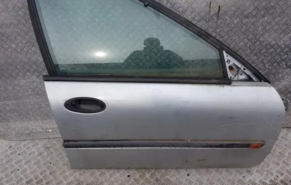 Renault Laguna I Front door nenusttayta