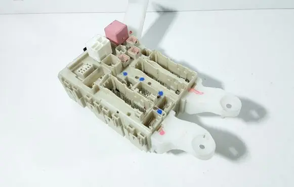 Toyota Auris 150 Fuse module 8273002150A 02117117 28727G25