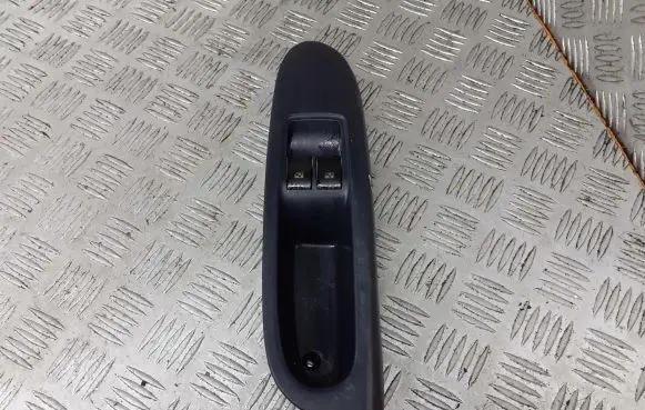 Renault Clio II Front door window switch trim 8200084003