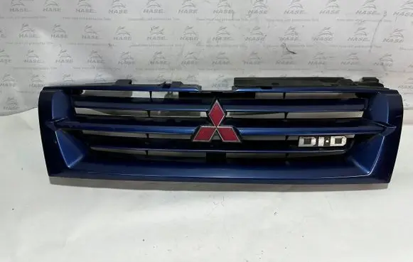 Mitsubishi Pajero Front bumper upper radiator grill